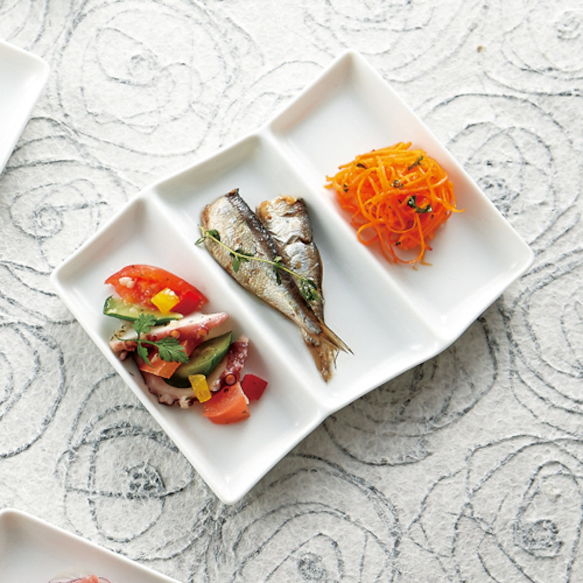 Miyama Minoyaki Japanese Porcelain Divider Plate